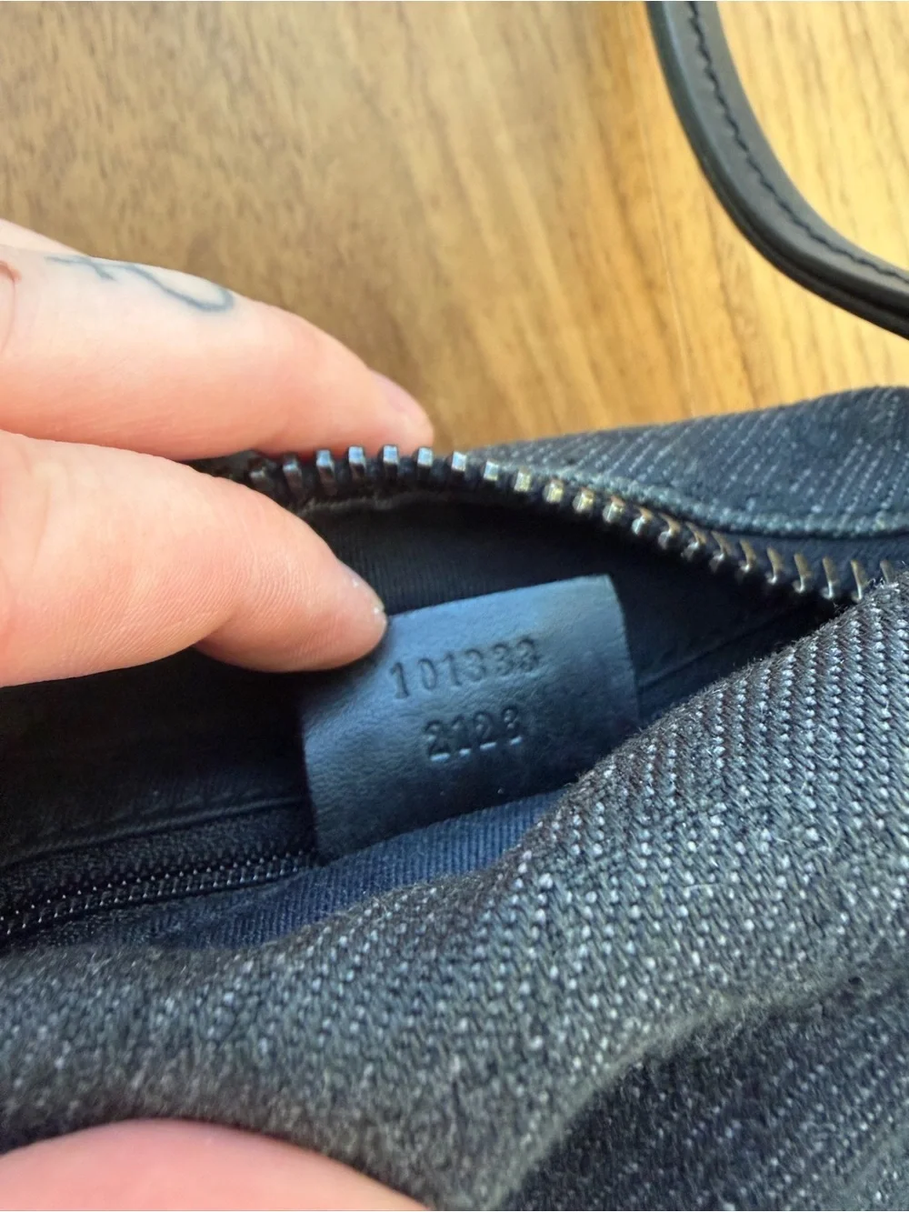 Black Gucci GG Shoulder Bag – Elegant Everyday Carry - Picture 6 of 9